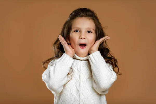 Feliz niña sorprendida — Foto de Stock