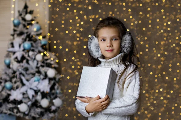 Liten barn flicka med presentförpackning nära xmas träd — Stockfoto