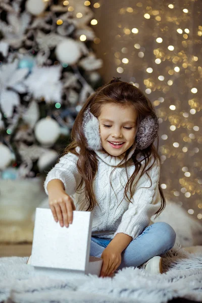 Mała dziewczynka z pudełka prezentów w pobliżu choinki — Zdjęcie stockowe