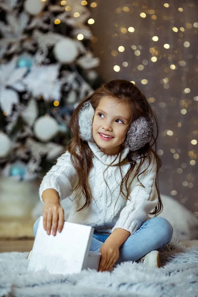 Little child girl with gift box near xmas tree — Stock Photo, Image