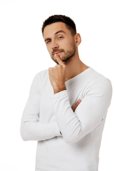 Szakállas férfi alkalmi fehér ingben kérdéseket tesz fel — Stock Fotó