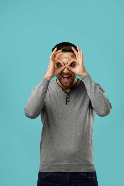 Retrato de hombre barbudo divertido jugando alrededor —  Fotos de Stock