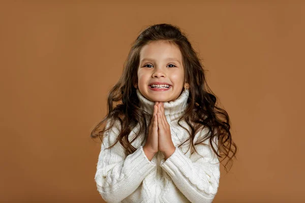 Glad vacker lockig liten flicka ber om något. — Stockfoto