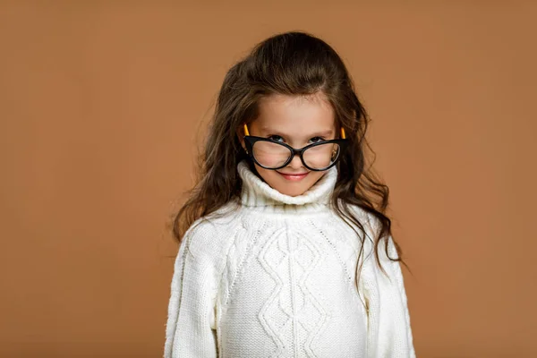 Słodkie kręcone małe dziecko dziewczyna w okulary — Zdjęcie stockowe