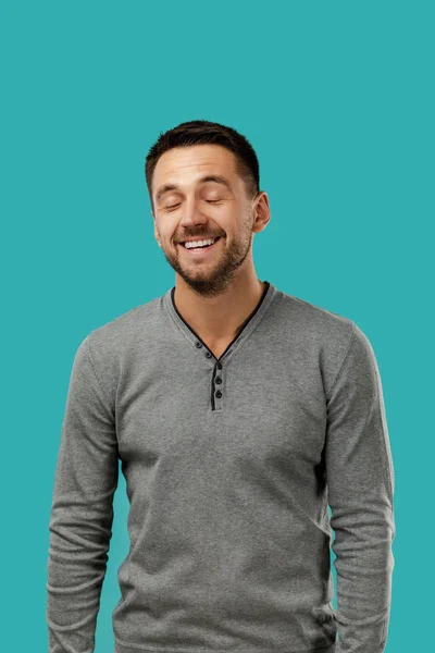 Glimlachende knappe man met baard op witte achtergrond — Stockfoto