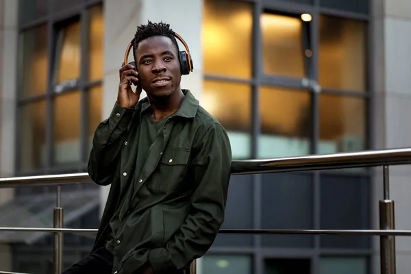 Uomo afro-americano in cuffie senza fili ascoltare musica — Foto Stock