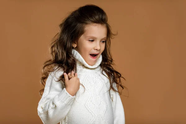 Щаслива здивована маленька дівчинка — стокове фото