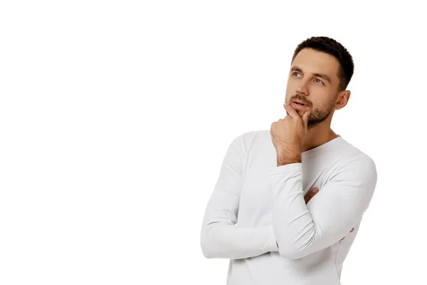 Man met baard in casual wit shirt vragen stellen — Stockfoto