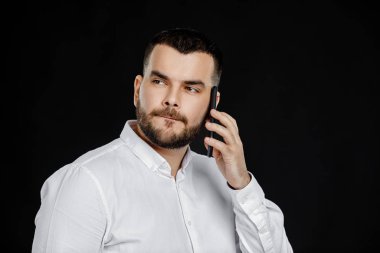 İş adamı iletişim kurmak için akıllı telefonu kullanır.