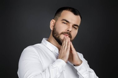 Sakallı adamın bir şey düşündüğünü sanmıyorum.