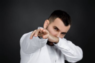 Genç adam seni işaret ediyor.