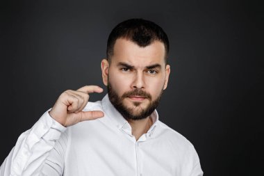 Yakışıklı sakallı adam boyunu gösteriyor.