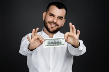 Elinde para tutan genç bir adamın portresi.