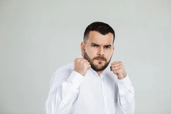 Retrato de hombre barbudo enojado — Foto de Stock