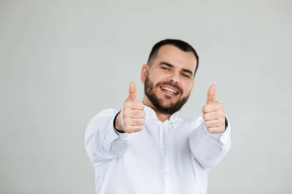 Uomo barbuto mostrando pollici in su — Foto Stock