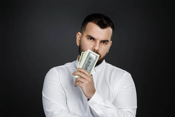 Uomo barbuto che detiene banconote in denaro — Foto Stock