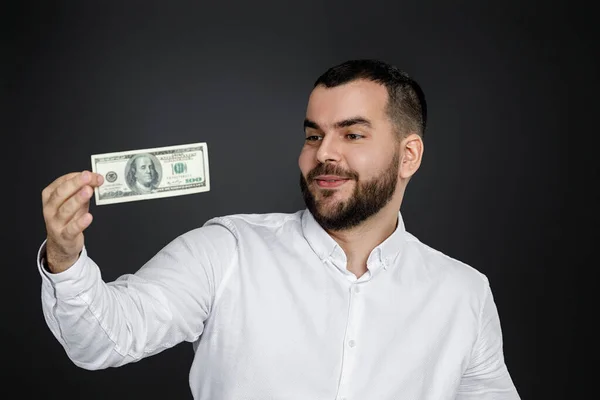 돈 지폐를 들고 있는 젊은 남자의 사진 — 스톡 사진