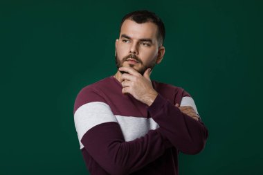 Sakallı adam bir şey düşünüyor.