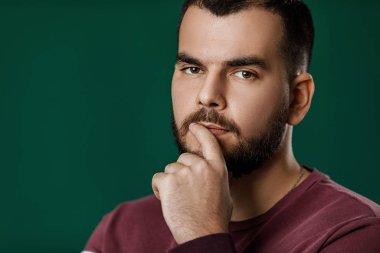 Sakallı adam bir şey düşünüyor.