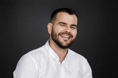 Mutlu, sakallı ve sakallı adamın gülüşünün yakın plan portresi.