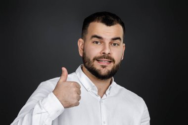 Sakallı adam başparmak gösterilmesini