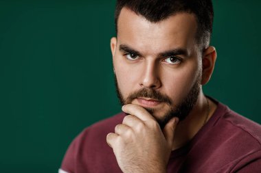 Sakallı adam bir şey düşünüyor.