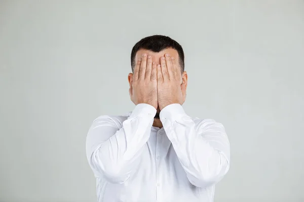 Bebaarde man sluit zijn ogen met de hand — Stockfoto