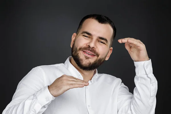 Guapo barbudo hombre mostrando el tamaño —  Fotos de Stock