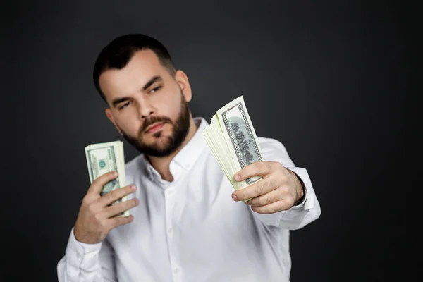 Homem barbudo segurando notas de dinheiro — Fotografia de Stock