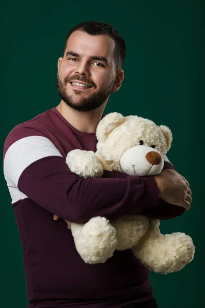 Man met baard houdt teddybeer vast — Stockfoto