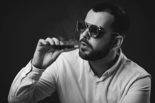 Homem em óculos de sol e camisa branca fumar — Fotografia de Stock