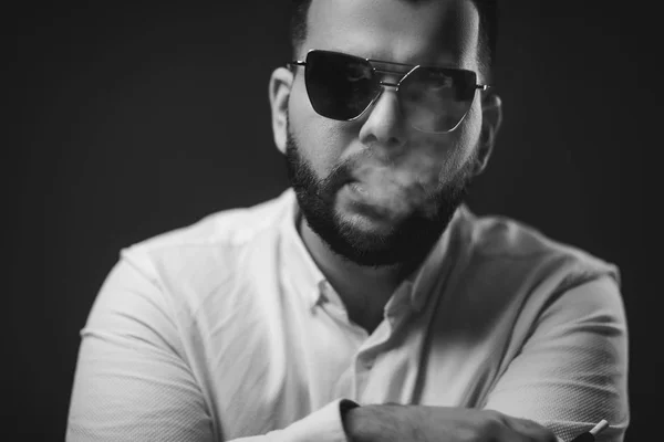 Hombre en gafas de sol y camisa blanca fumar —  Fotos de Stock