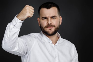 kızgın sakallı adam portresi