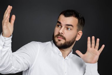 Yakışıklı sakallı adam boyunu gösteriyor.