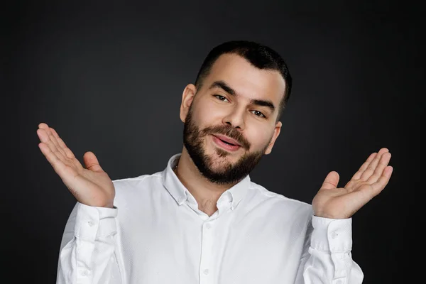 Hombre barbudo guapo sorprendido con expresión facial impactada —  Fotos de Stock