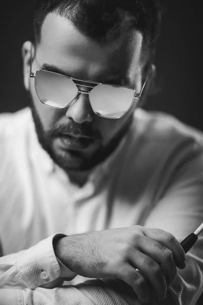 Hombre en gafas de sol y camisa blanca fumar —  Fotos de Stock