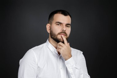Sakallı adamın bir şey düşündüğünü sanmıyorum.