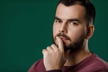 Sakallı adam bir şey düşünüyor.