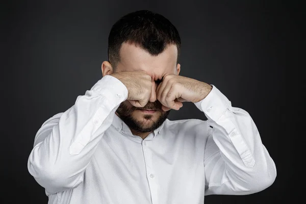 Hombre barbudo divertido está llorando y limpiando lágrimas — Foto de Stock