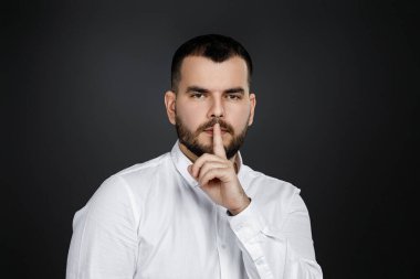 Sessizlik gösteren mutlu sakallı adamın portresi.