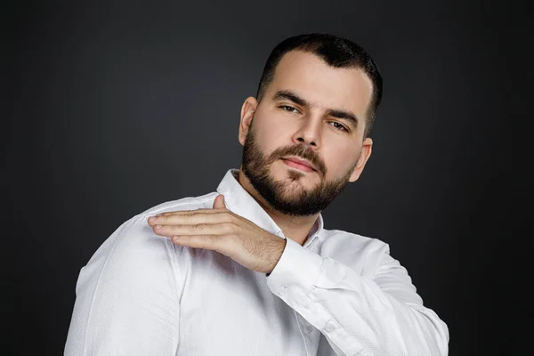 Homem barbudo na camisa escova poeira fora do ombro . — Fotografia de Stock