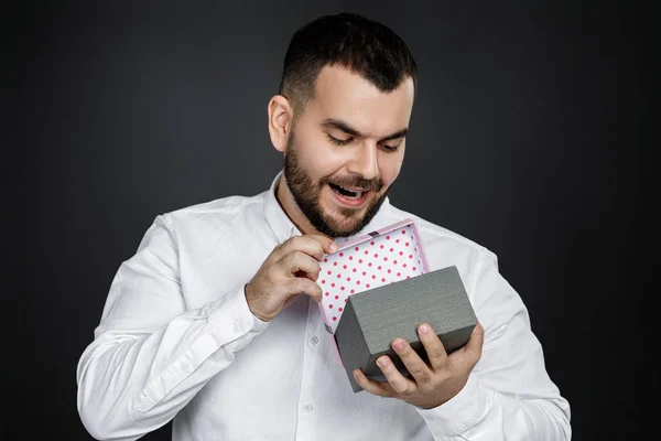 Uomo barbuto in camicia bianca contenente scatola regalo — Foto Stock