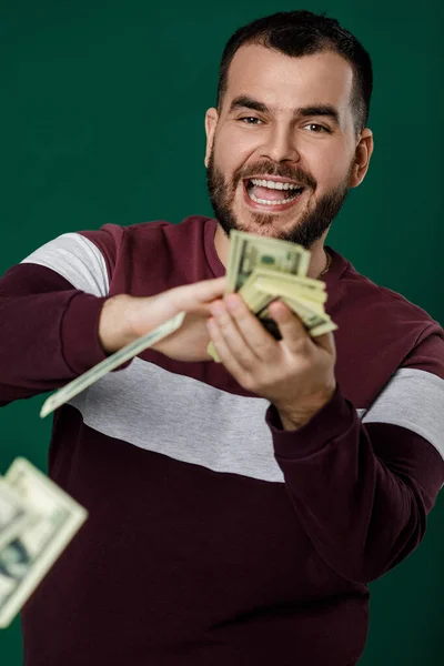 Joven lanzando billetes de dinero a la cámara — Foto de Stock