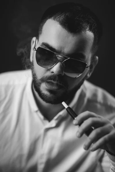Hombre en gafas de sol y camisa blanca fumar — Foto de Stock