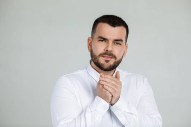 Sakallı adamın bir şey düşündüğünü sanmıyorum.