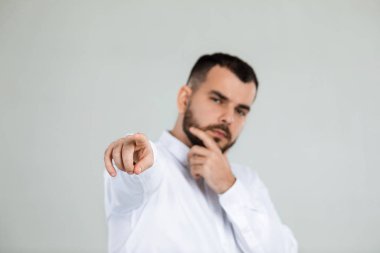 Yakışıklı, gülümseyen genç adam seni işaret ediyor.