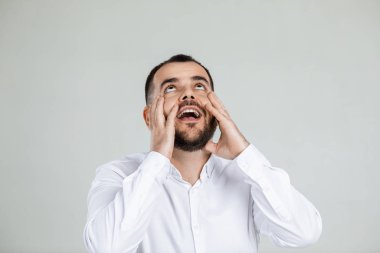 Sakallı adam ellerini kafasından ayırmaz.