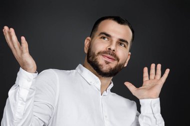 Şaşırmış, sakallı, yüzünde şok ifadesi olan yakışıklı adam.