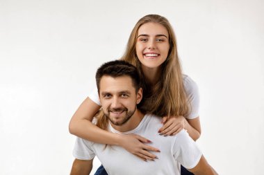 Güzel ve mutlu bir çift birbirlerine sarılıyorlar.