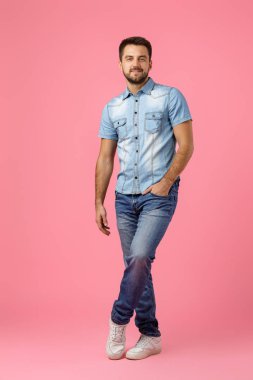 Pembe arka planda duran adam
